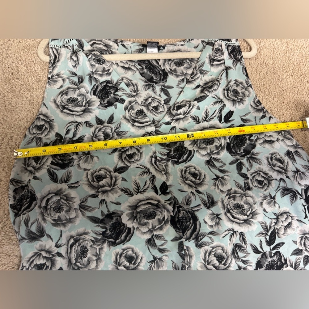 Torrid Pale Teal Floral Sleeveless V-Neck Blouse | Size 1 (1X) | Flowy Fit - Picture 5 of 7